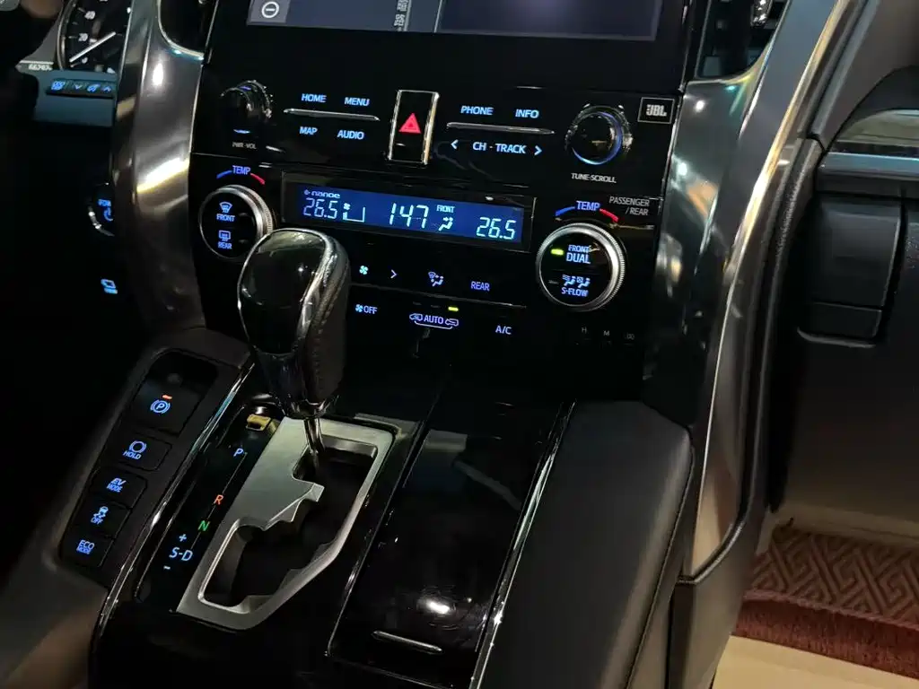 Toyota Alphard — фото 5