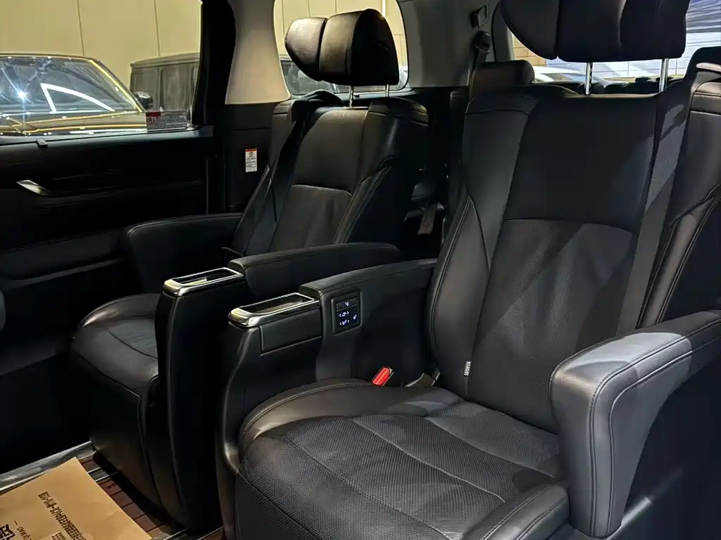 Toyota Alphard — фото 7