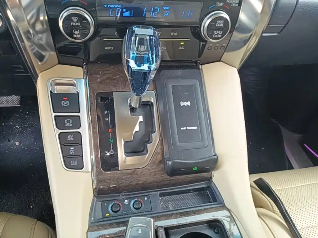 Toyota Vellfire — фото 14