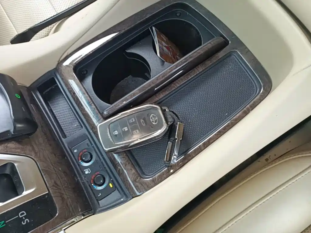 Toyota Vellfire — фото 9