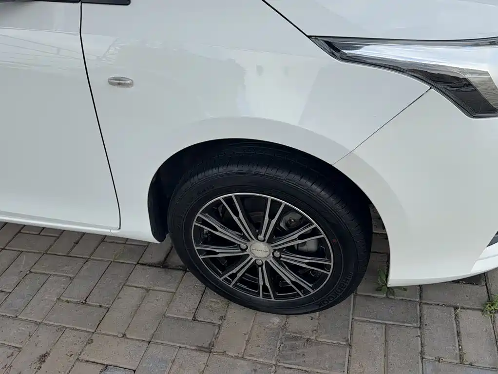 Toyota Yaris L — фото 18