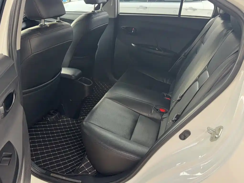 Toyota Yaris L — фото 9