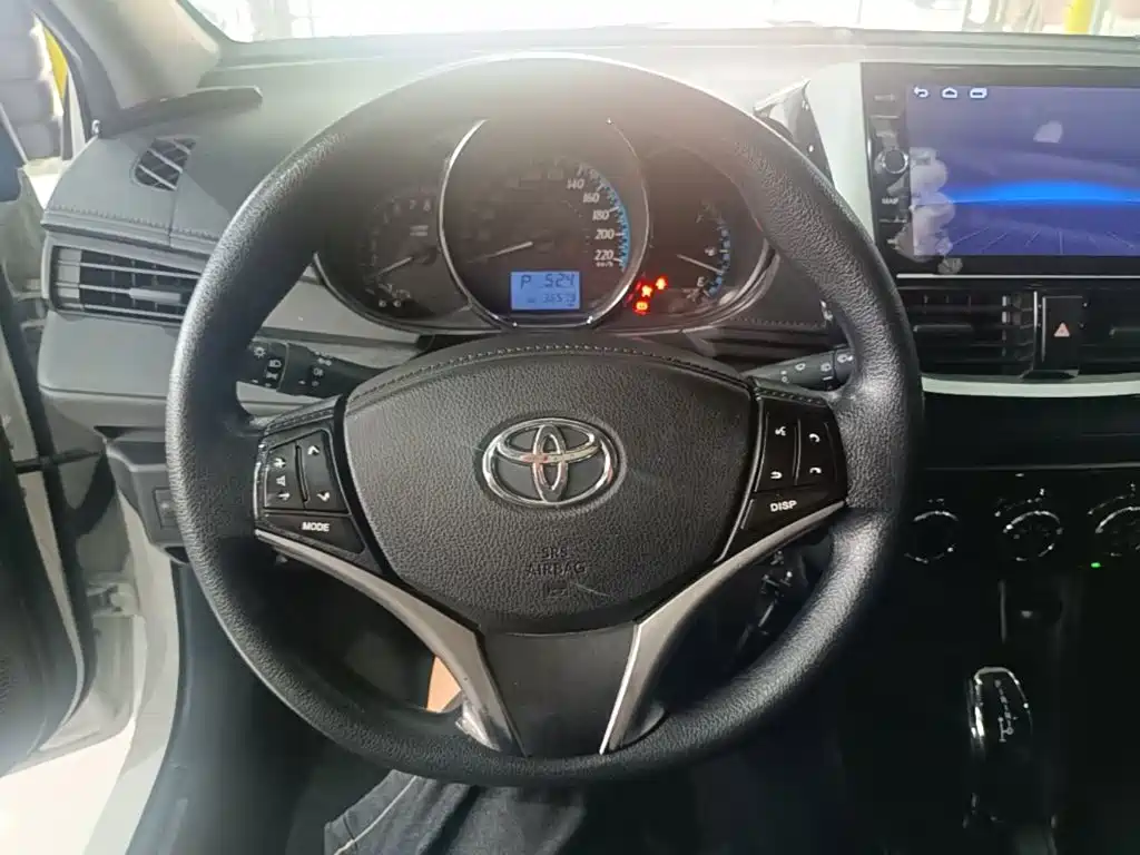 Toyota Yaris L — фото 11