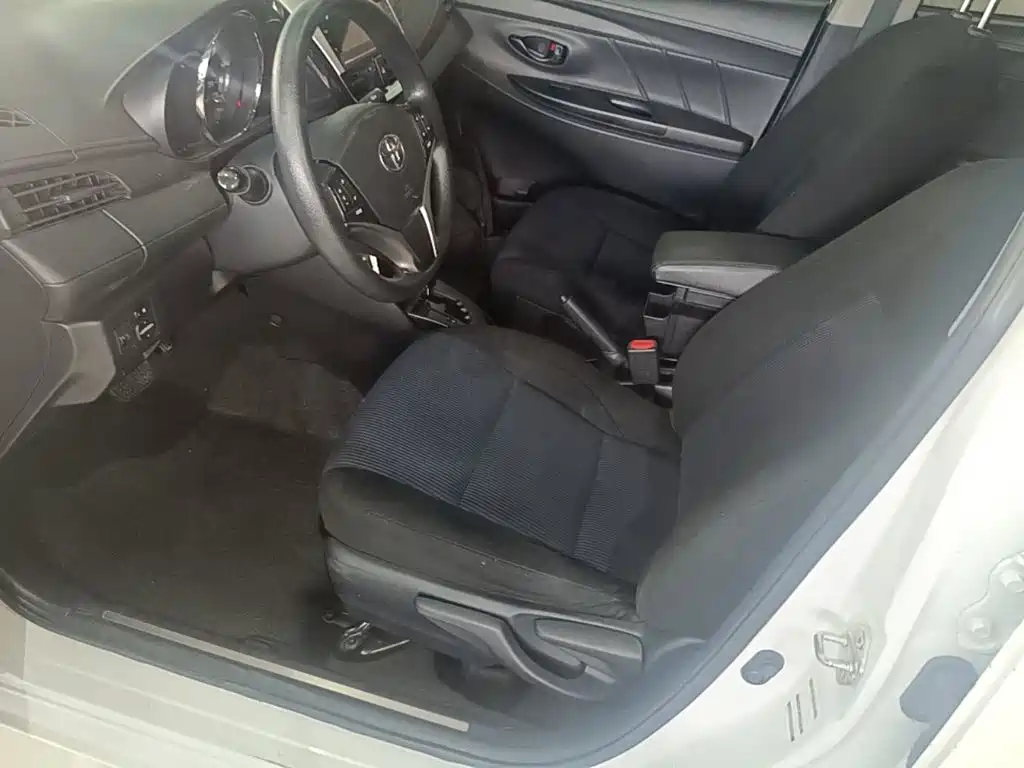 Toyota Yaris L — фото 15