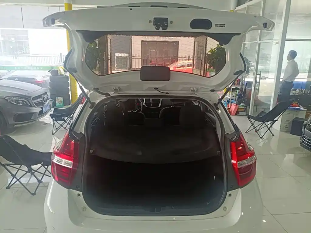 Toyota Yaris L — фото 19