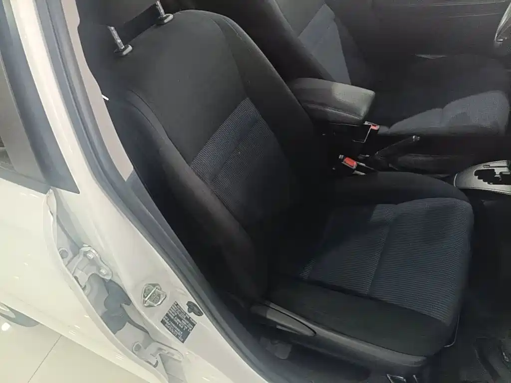 Toyota Yaris L — фото 25