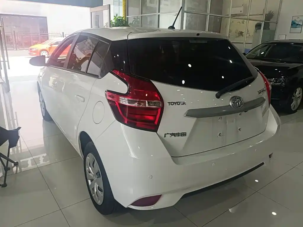 Toyota Yaris L — фото 5