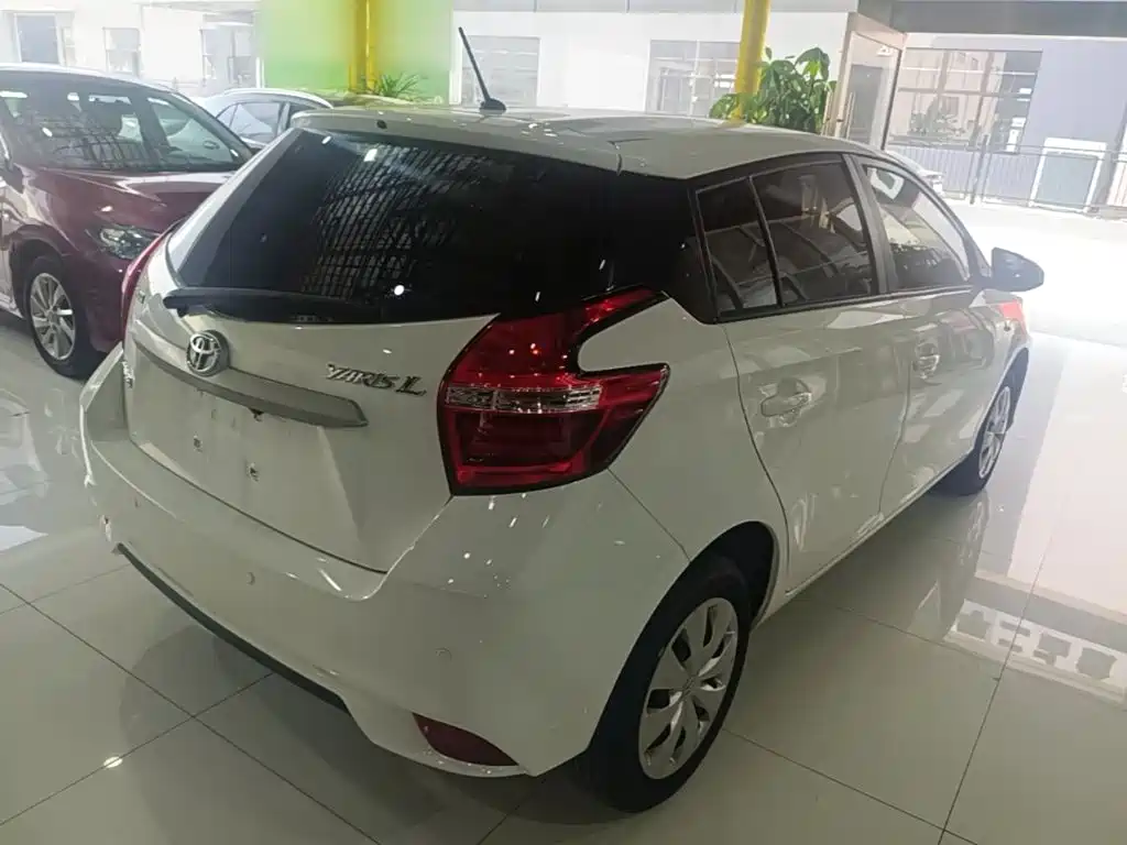 Toyota Yaris L — фото 7