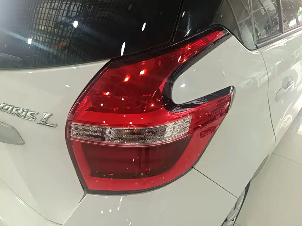 Toyota Yaris L — фото 8
