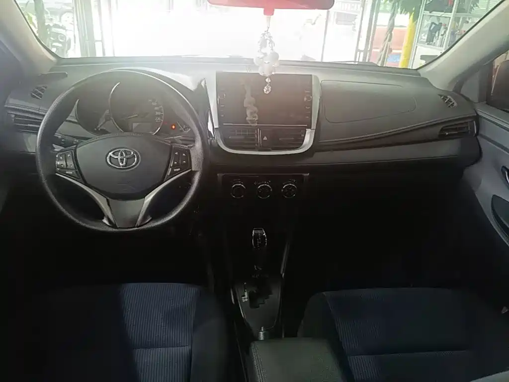 Toyota Yaris L — фото 10