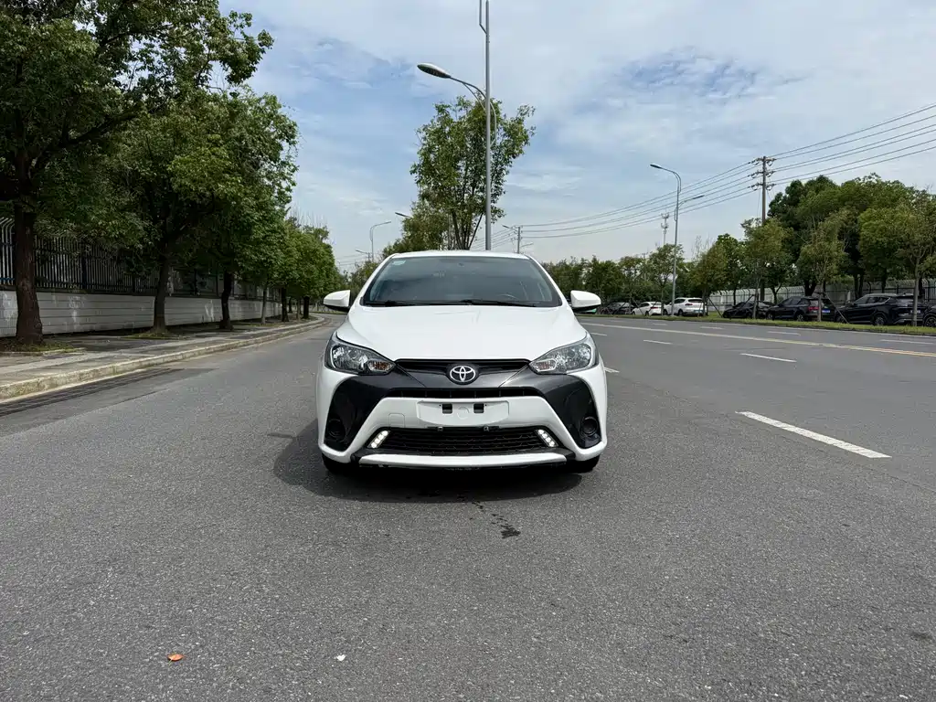 Toyota Yaris L — фото 2