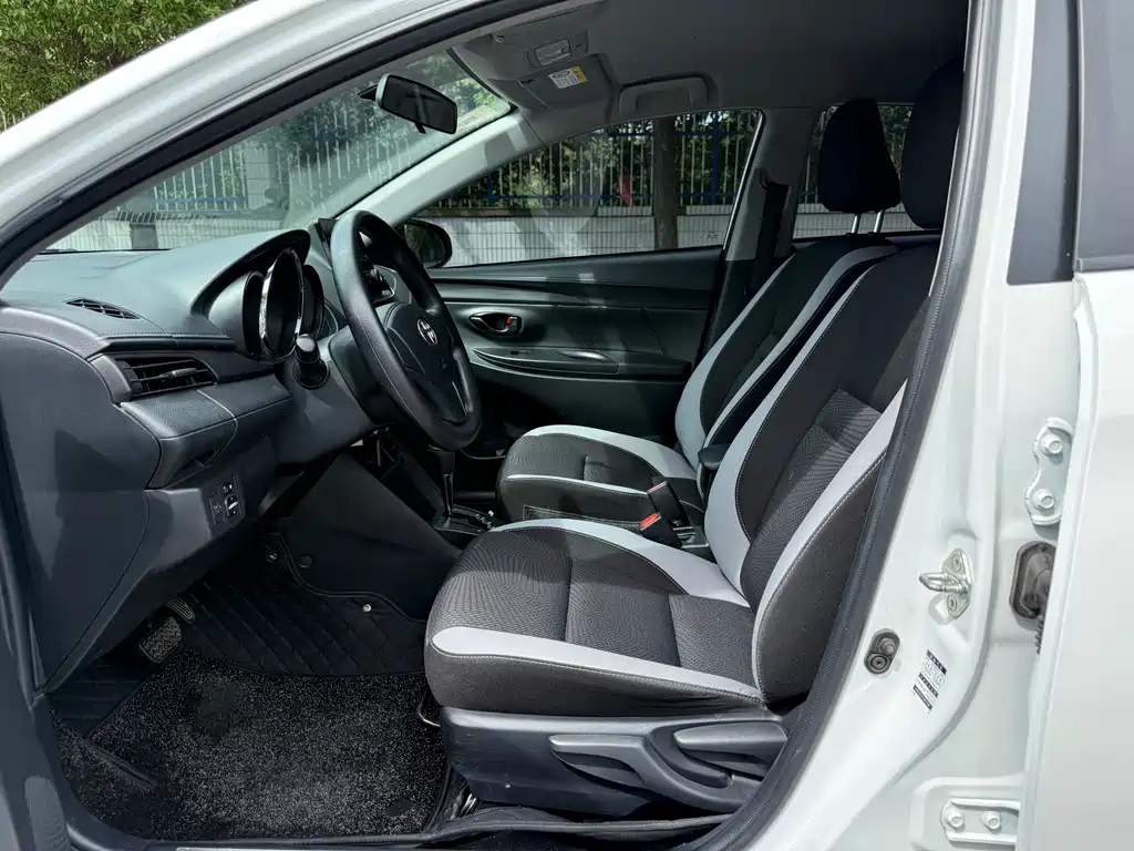 Toyota Yaris L — фото 11