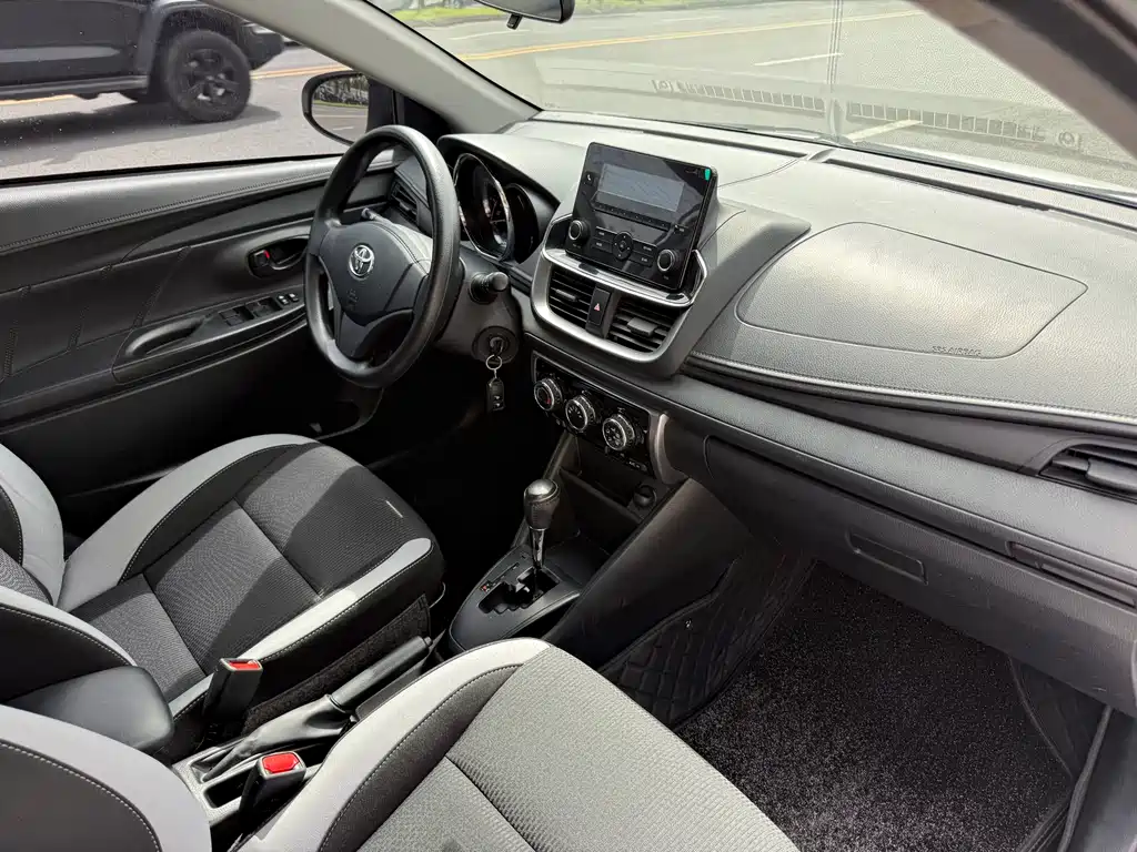 Toyota Yaris L — фото 14