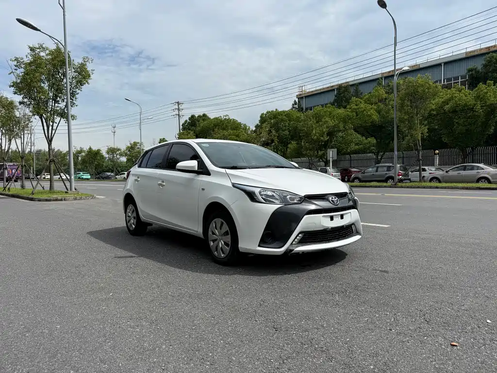 Toyota Yaris L — фото 3