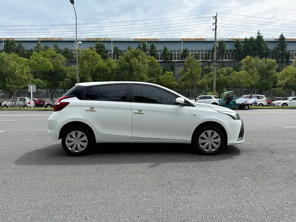 Toyota Yaris L — фото 4