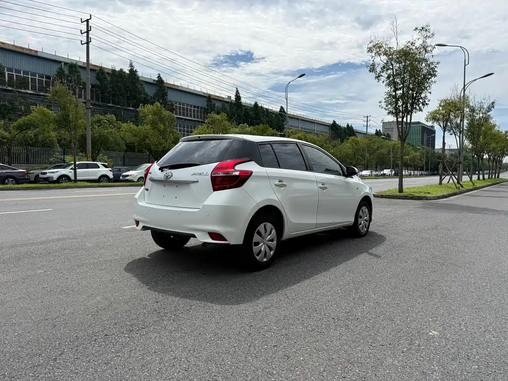 Toyota Yaris L — фото 5