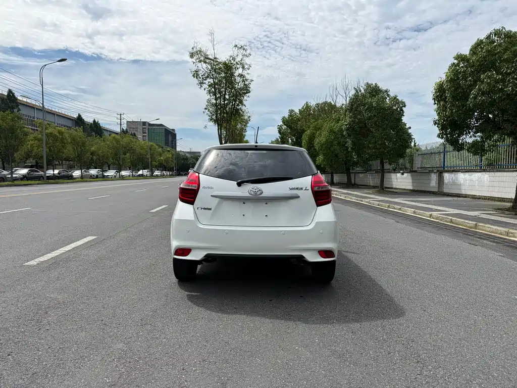 Toyota Yaris L — фото 6