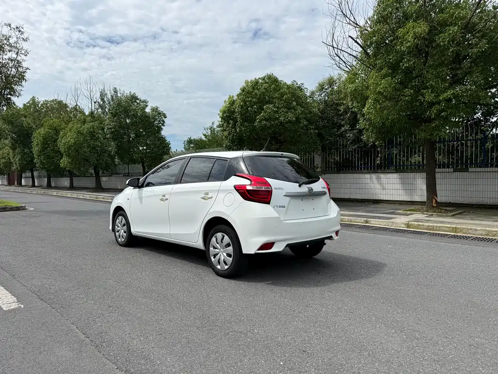 Toyota Yaris L — фото 7