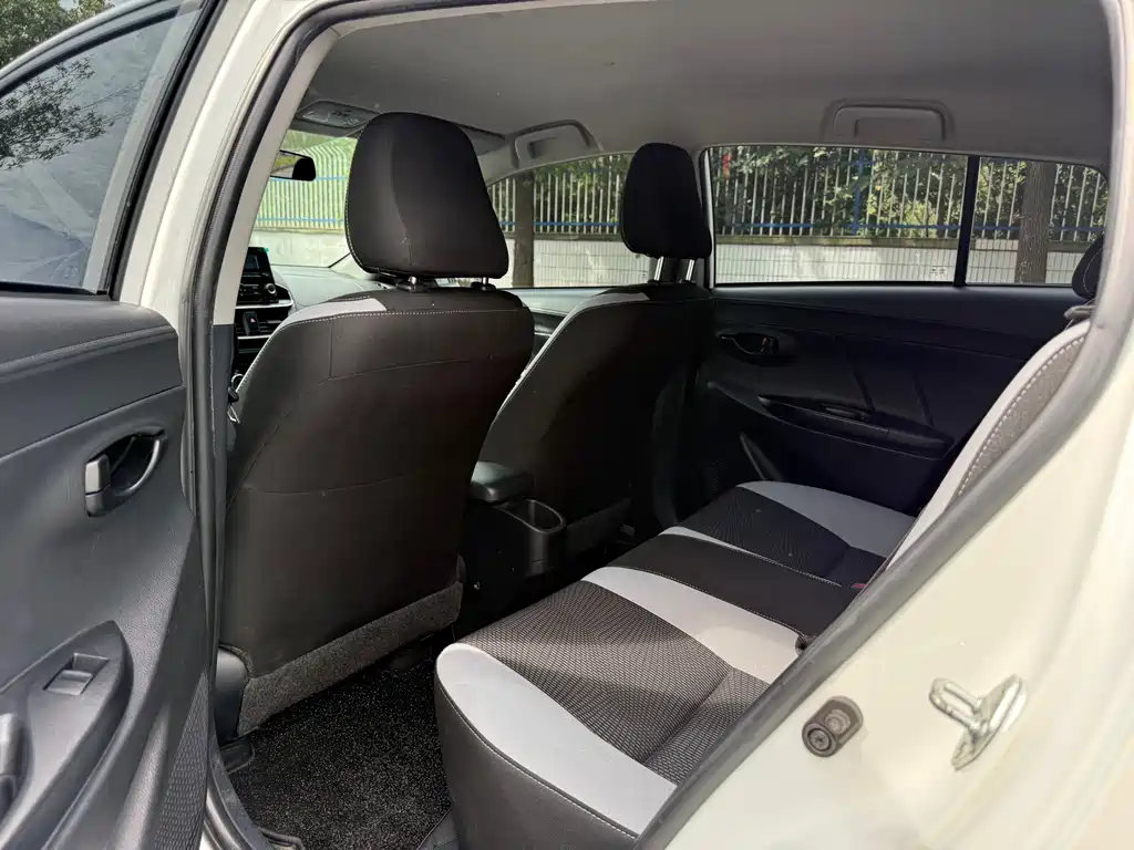 Toyota Yaris L — фото 8