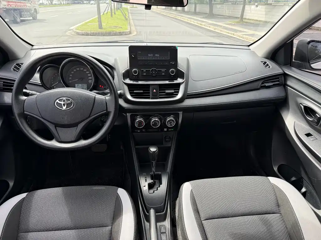 Toyota Yaris L — фото 9