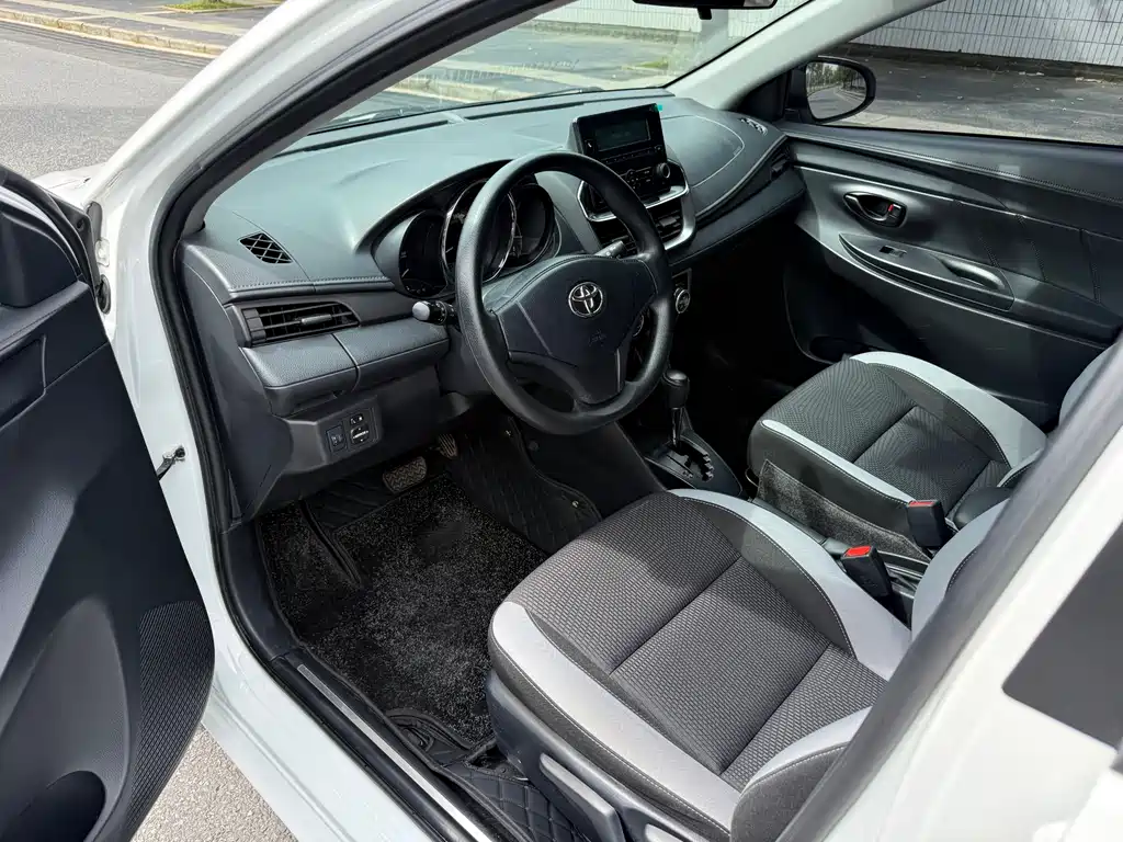 Toyota Yaris L — фото 10