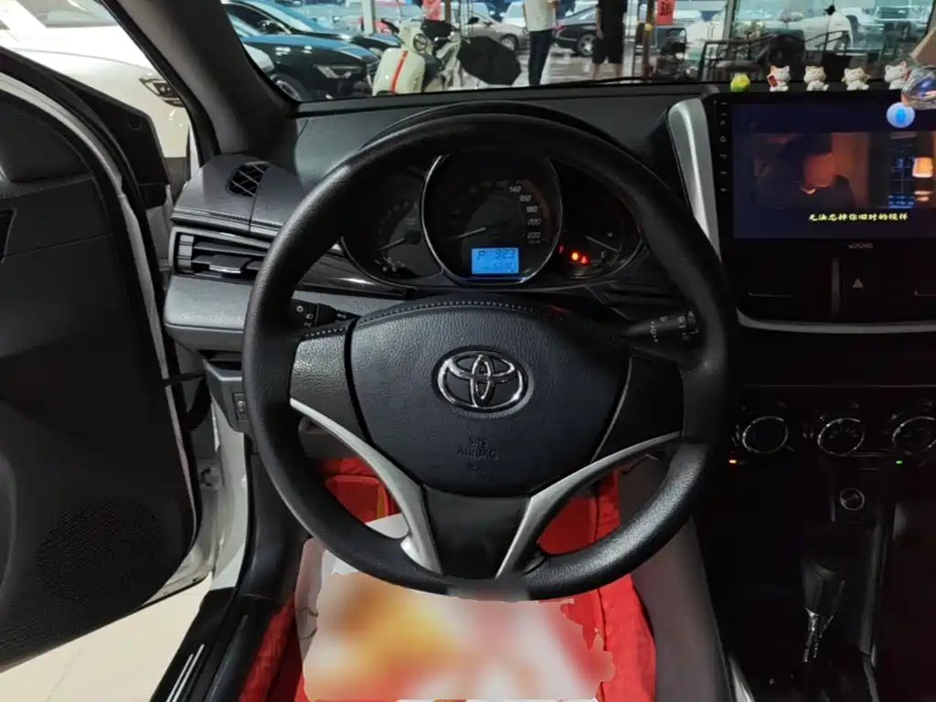 Toyota Yaris L — фото 11