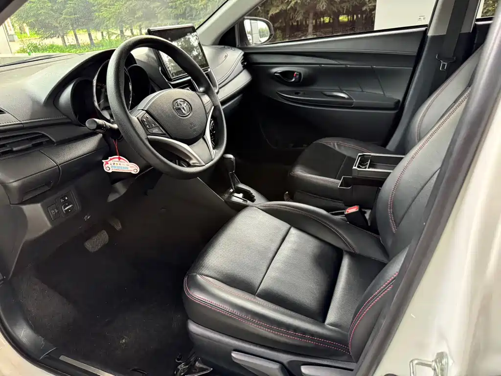 Toyota Yaris L — фото 7