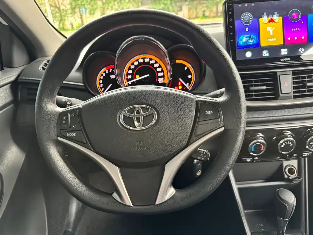 Toyota Yaris L — фото 10