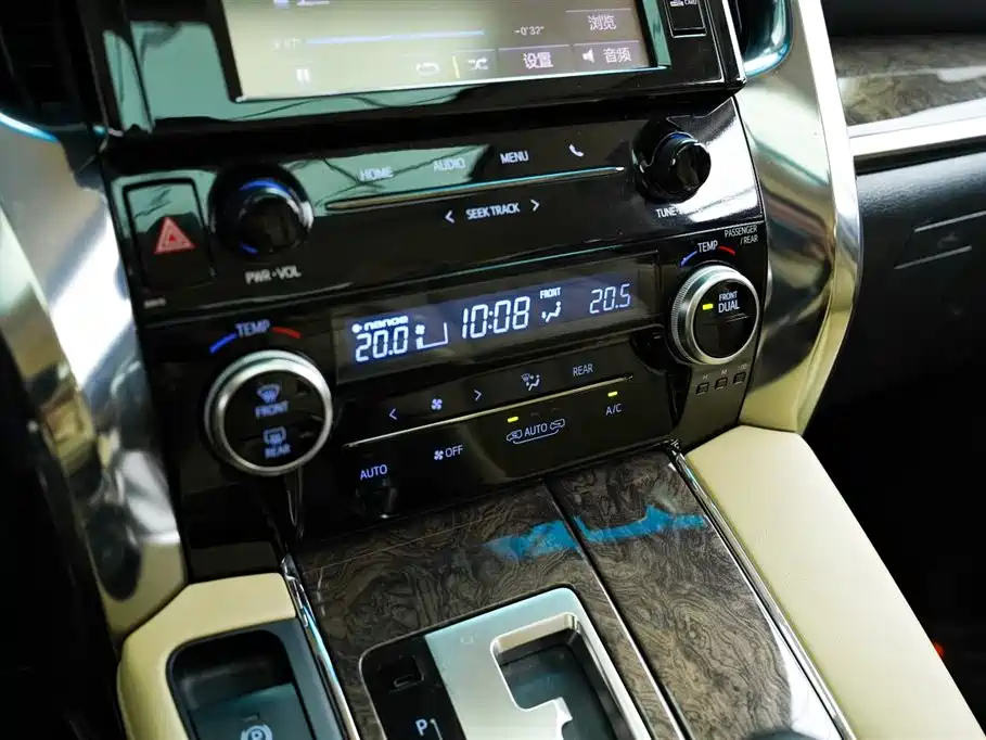 Toyota Alphard — фото 11