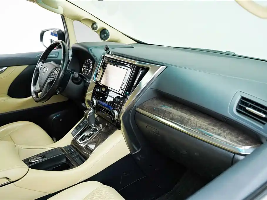 Toyota Alphard — фото 17