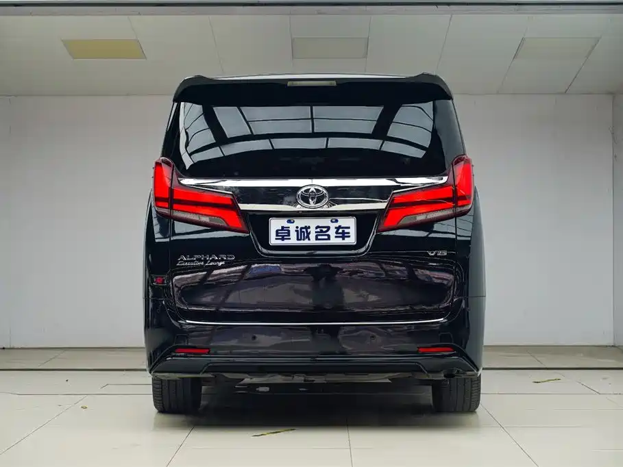 Toyota Alphard — фото 18