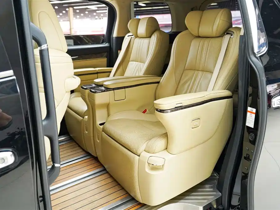 Toyota Alphard — фото 4