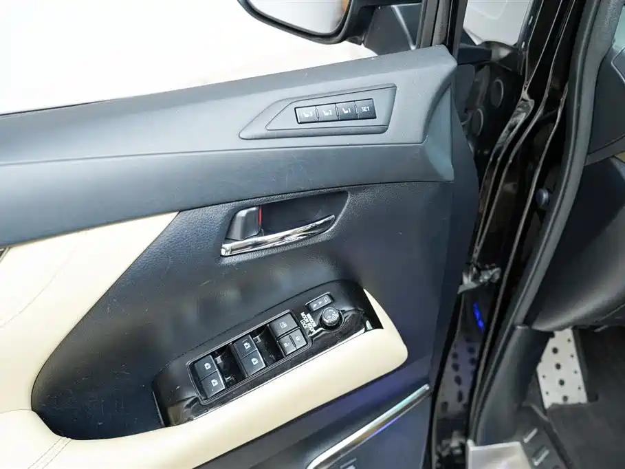 Toyota Alphard — фото 7