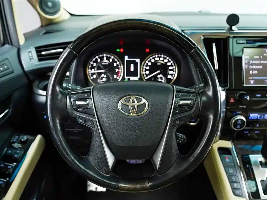 Toyota Alphard — фото 8