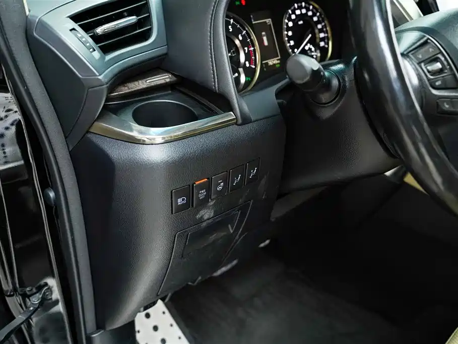 Toyota Alphard — фото 9