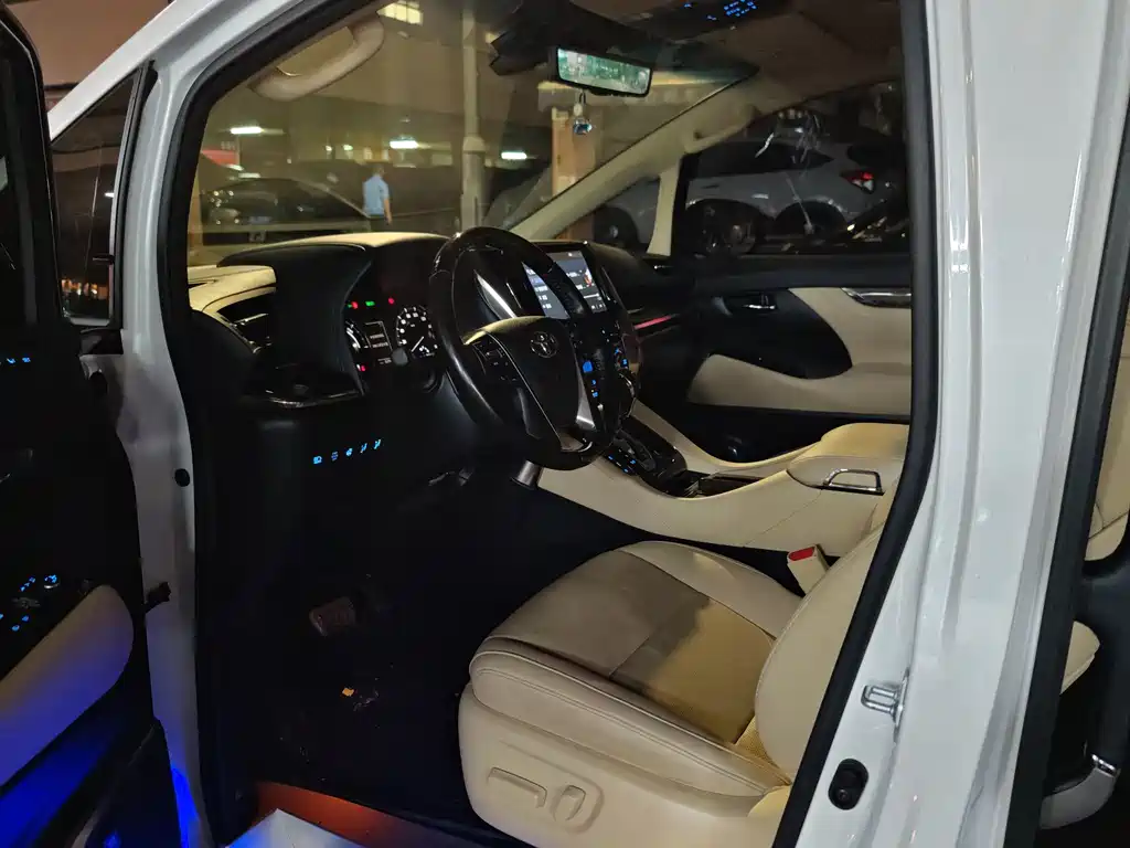 Toyota Vellfire — фото 3