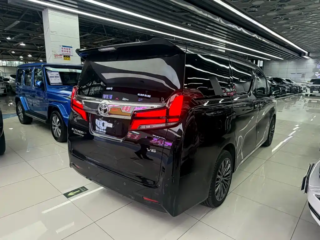 Toyota Alphard — фото 13