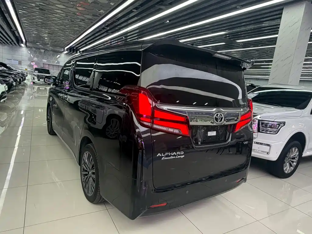 Toyota Alphard — фото 14