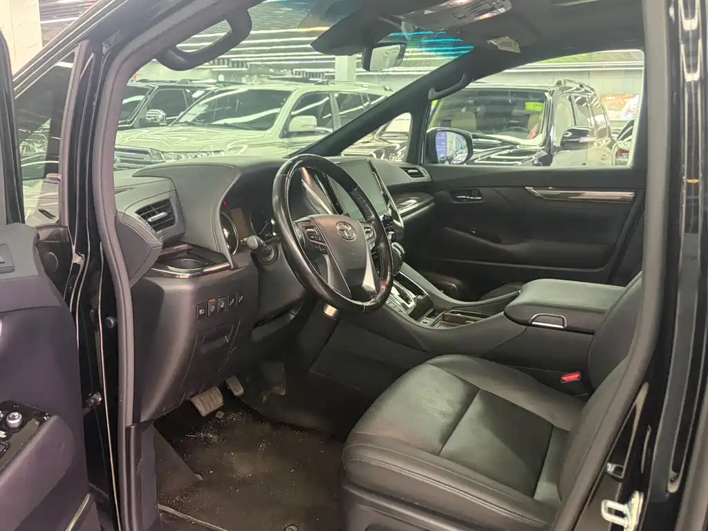 Toyota Alphard — фото 4