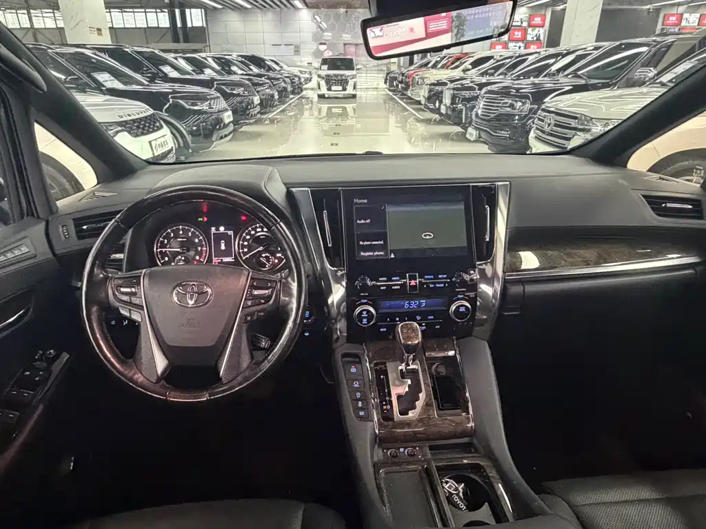 Toyota Alphard — фото 6