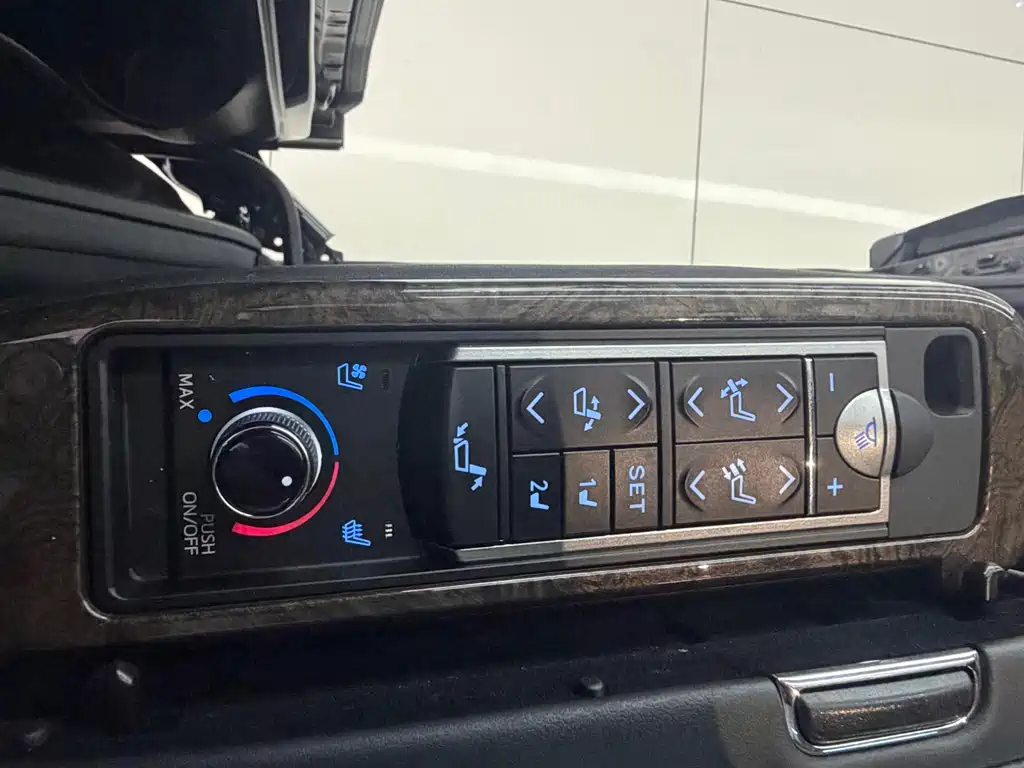 Toyota Alphard — фото 8