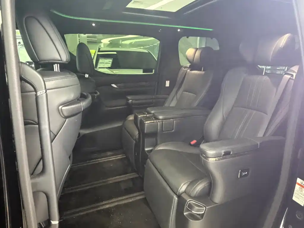 Toyota Alphard — фото 9