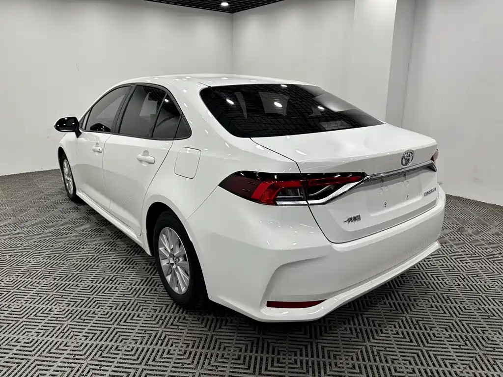 Toyota Corolla — фото 7