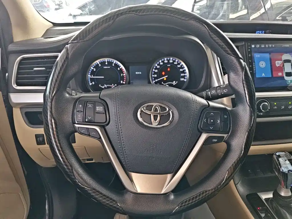 Toyota Highlander — фото 11