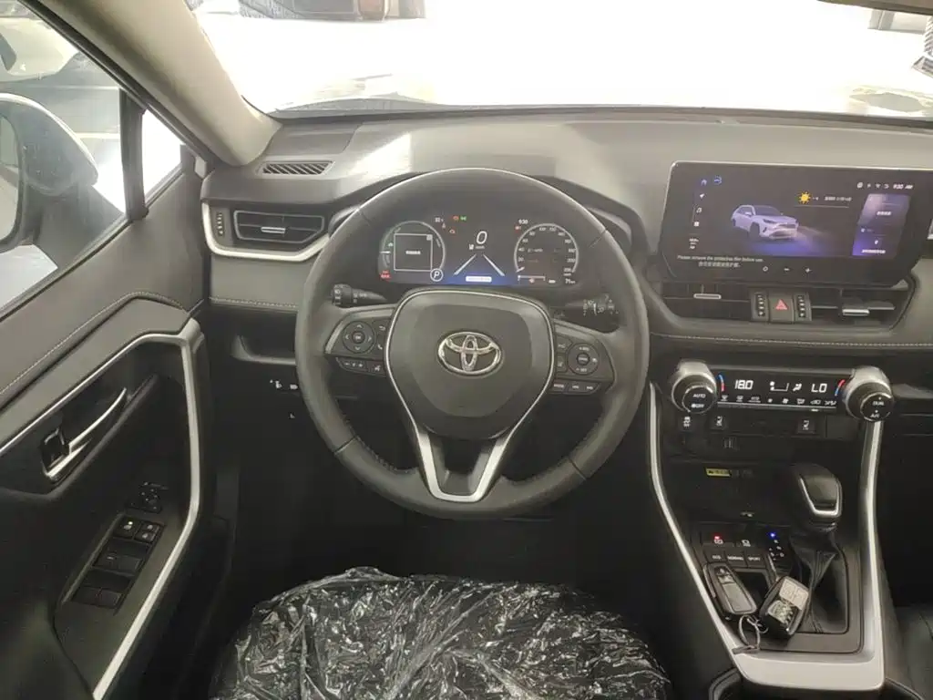 Toyota RAV4 — фото 11