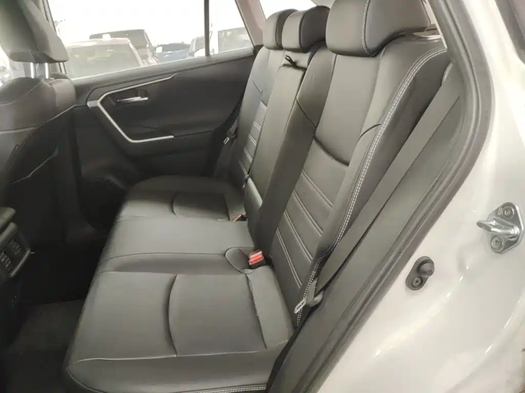 Toyota RAV4 — фото 17