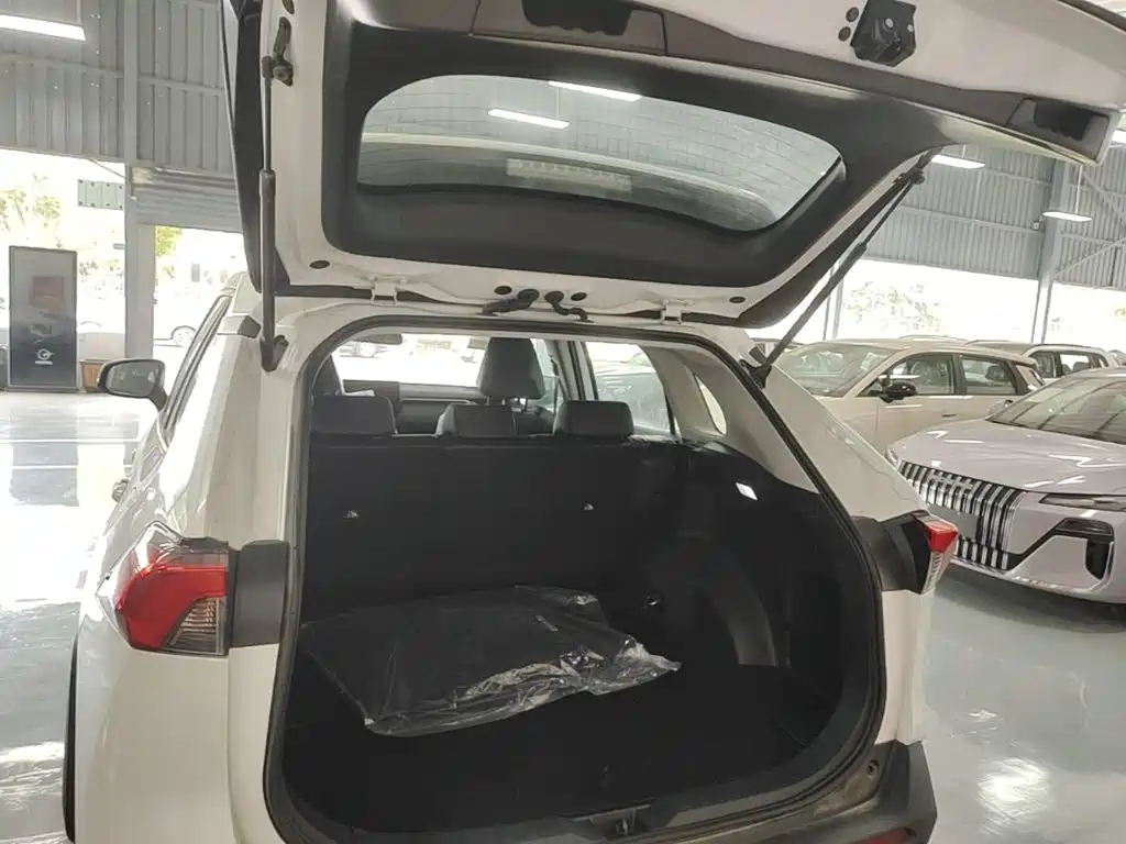 Toyota RAV4 — фото 19