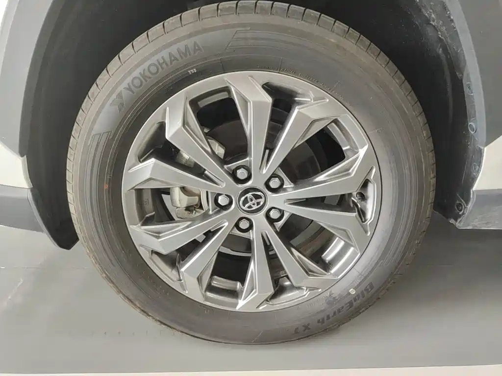 Toyota RAV4 — фото 23