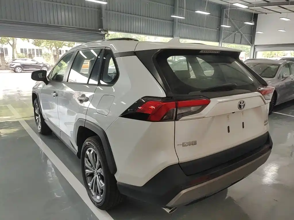 Toyota RAV4 — фото 5