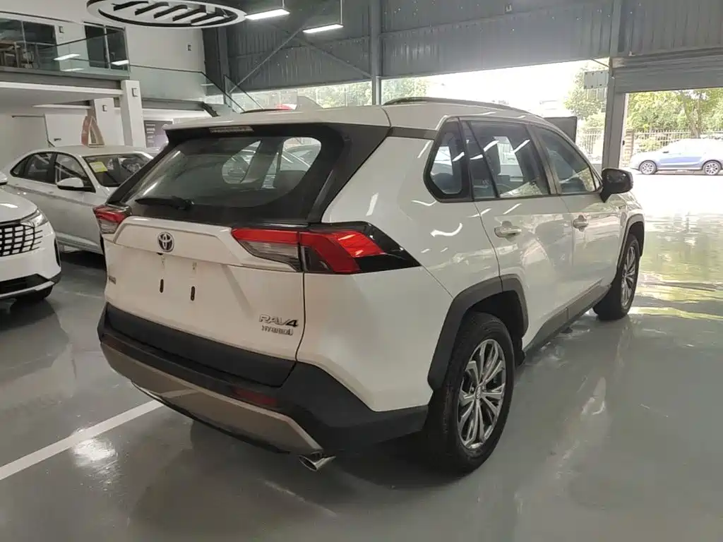 Toyota RAV4 — фото 7